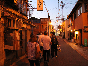 Evening Walking Tour with Local Onsen and Izakaya Dinner Experience